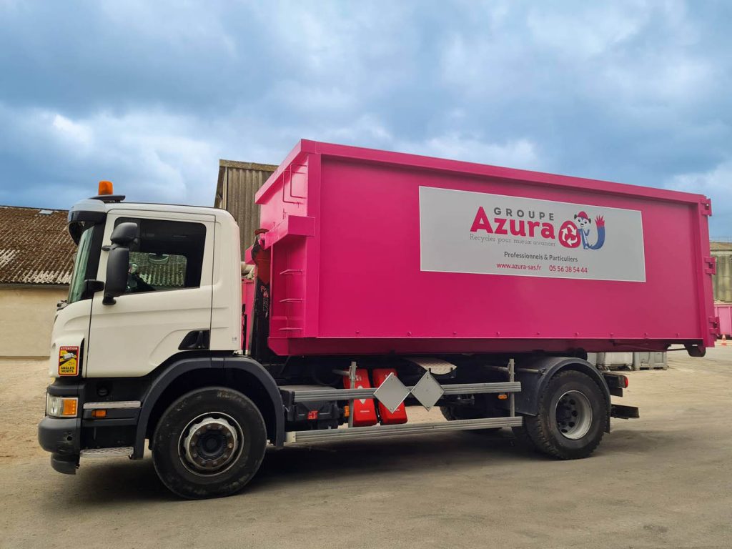 Benne 30m3 rose sur camion Azura Recyclage