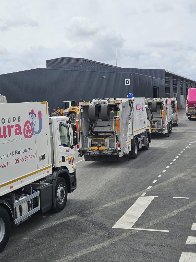 Camions BOM Azura Recyclage sur site de Bassens